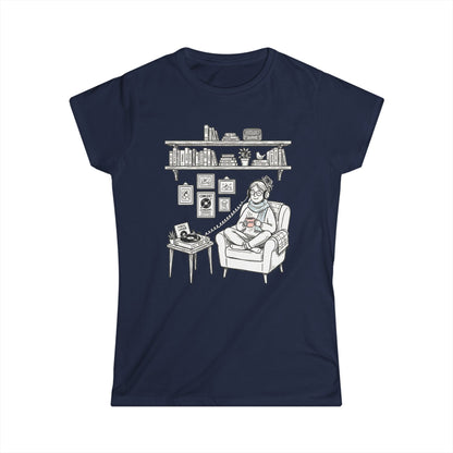 The girl is listening to music - Vinyl records - T-shirt