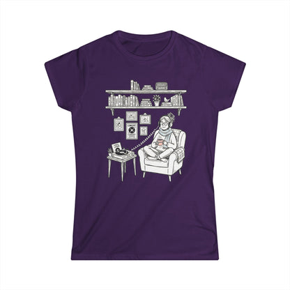 The girl is listening to music - Vinyl records - T-shirt