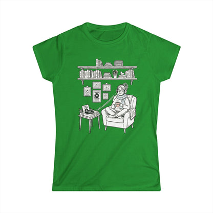 The girl is listening to music - Vinyl records - T-shirt