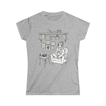 The girl is listening to music - Vinyl records - T-shirt